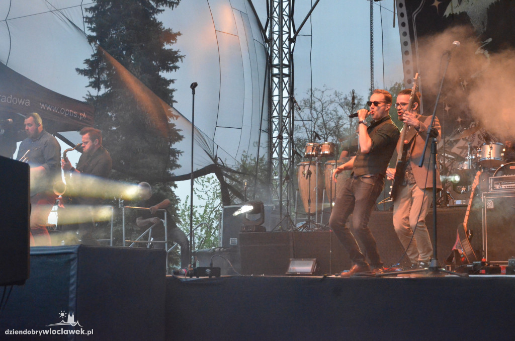 Koncert Mroza na bulwarach we Włocławku