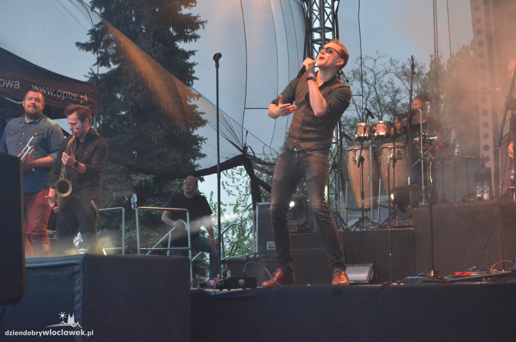 Koncert Mroza na bulwarach we Włocławku