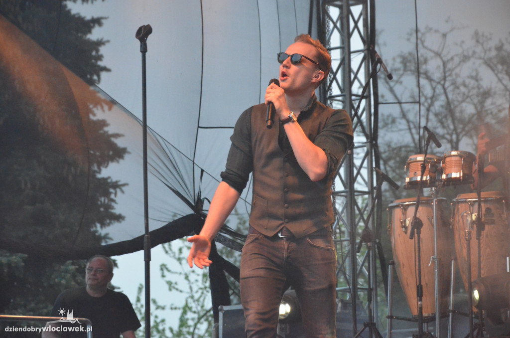 Koncert Mroza na bulwarach we Włocławku