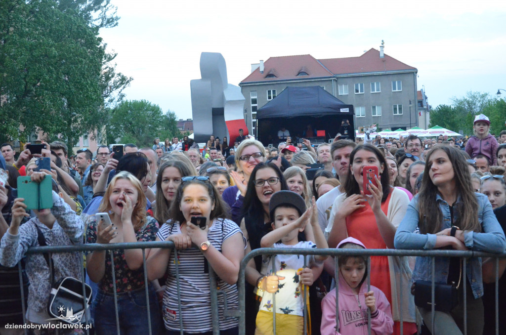 Koncert Mroza na bulwarach we Włocławku