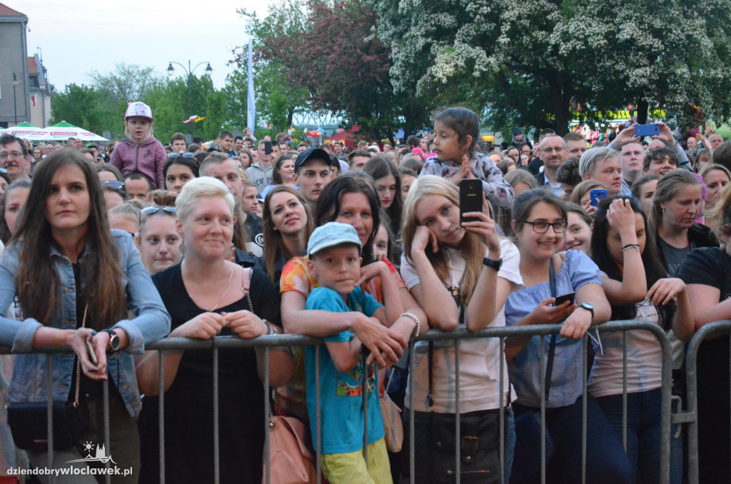 Koncert Mroza na bulwarach we Włocławku
