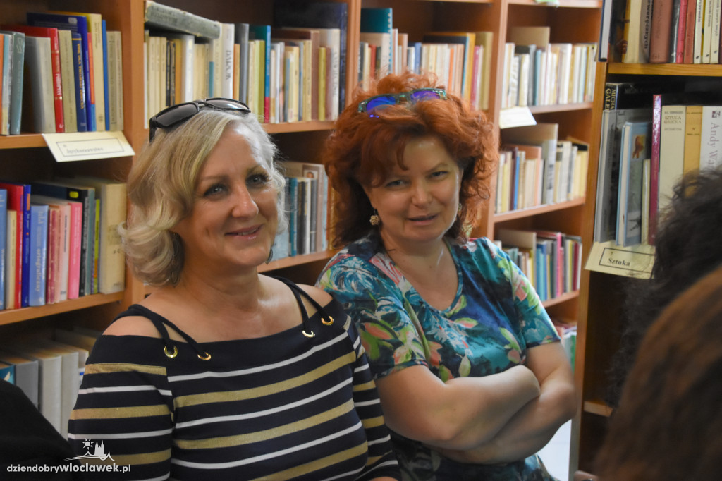 Katarzyna T. Nowak w bibliotece