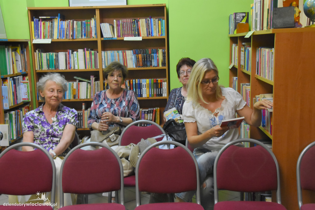 Katarzyna T. Nowak w bibliotece