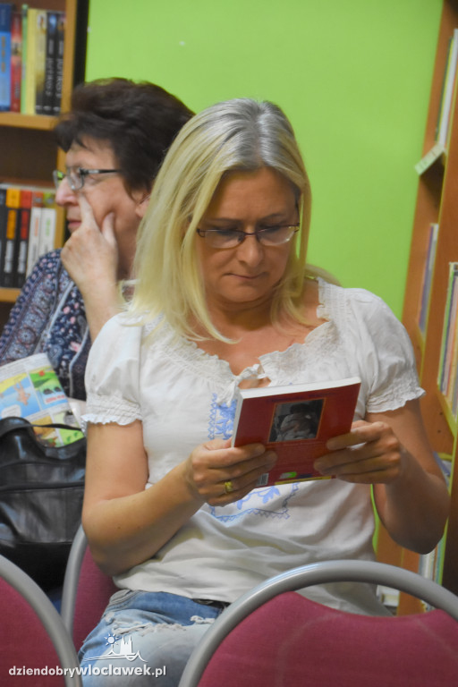 Katarzyna T. Nowak w bibliotece