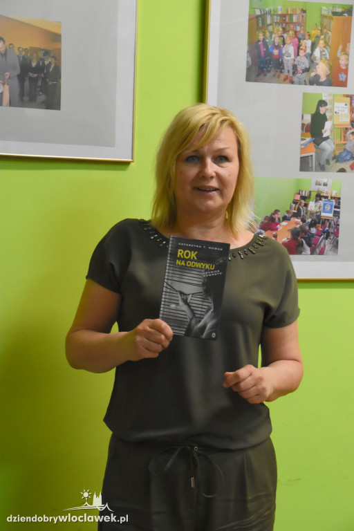 Katarzyna T. Nowak w bibliotece