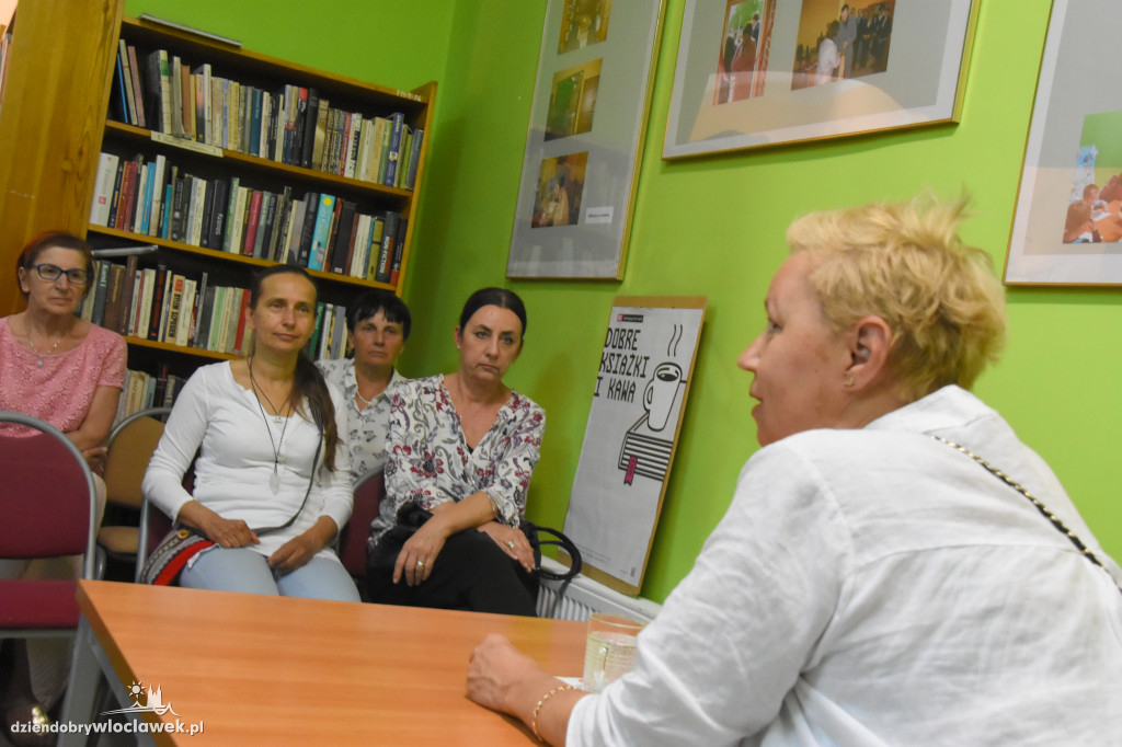Katarzyna T. Nowak w bibliotece