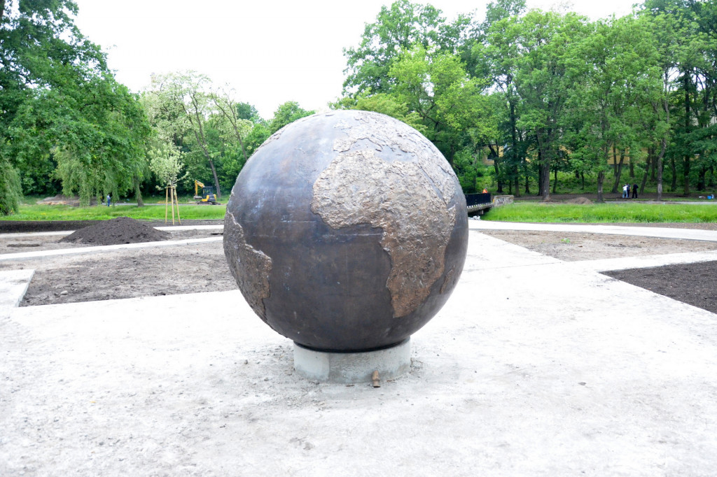 Gdzie stanął ten ogromny globus?