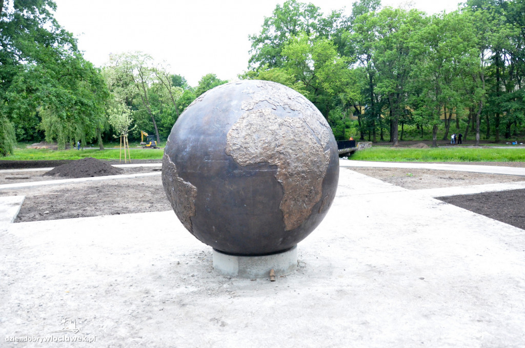 Gdzie stanął ten ogromny globus?