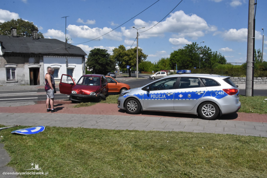 Kolizja 2 aut na rondzie Kokoszka