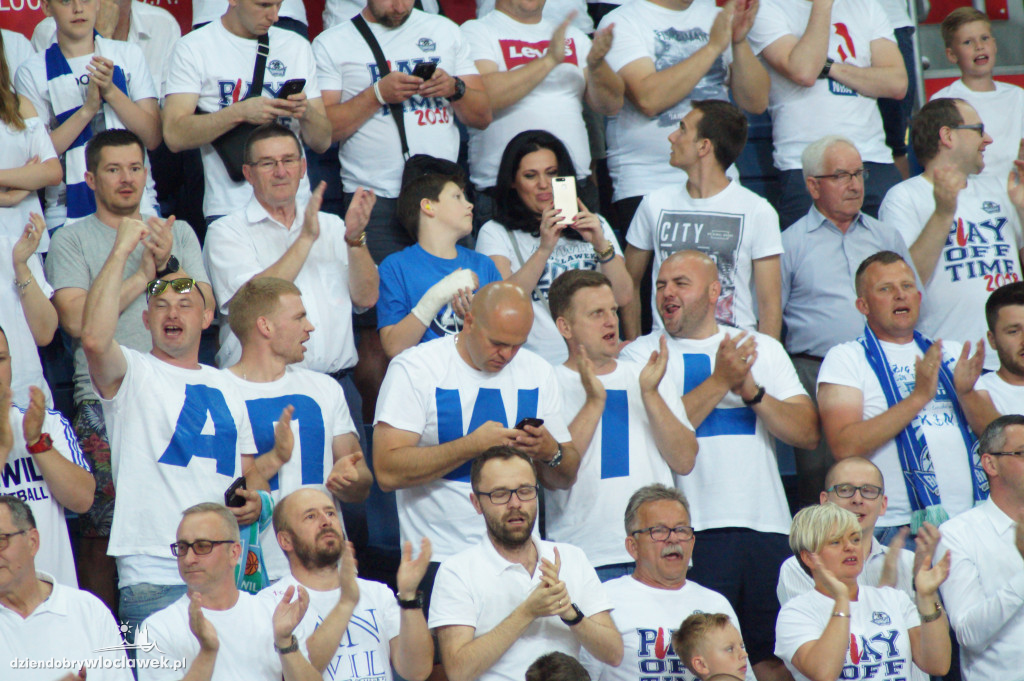 Kibice na pierwszym meczu finału