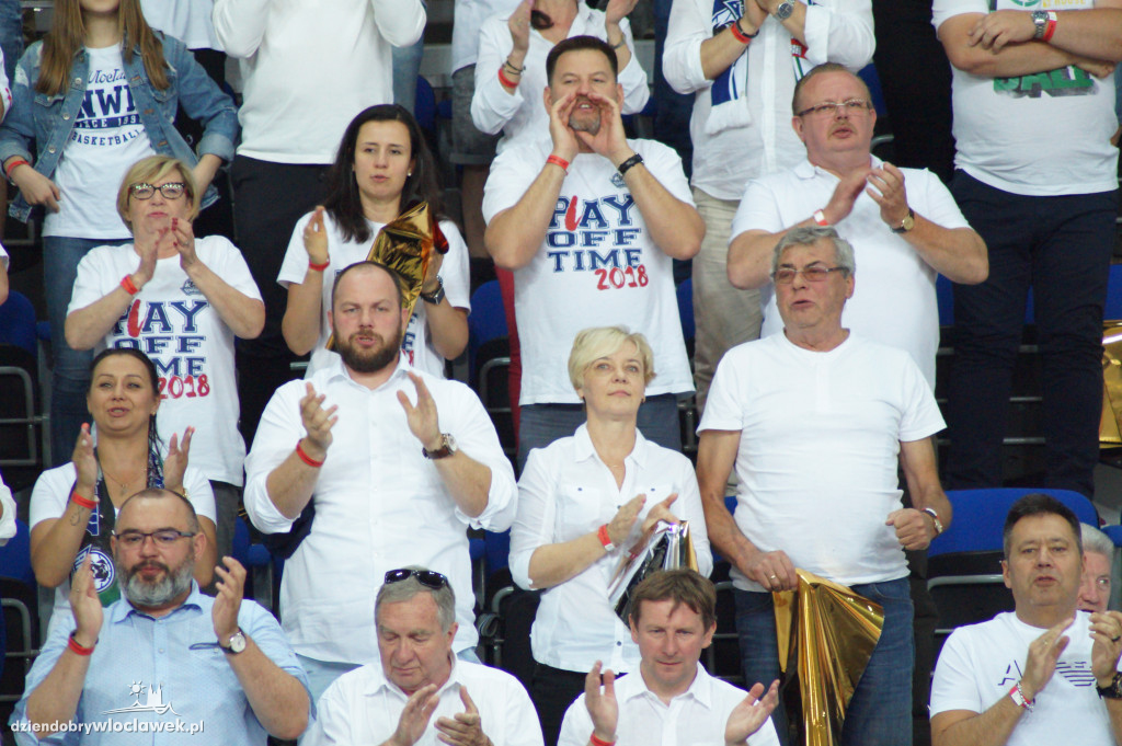 Kibice na pierwszym meczu finału