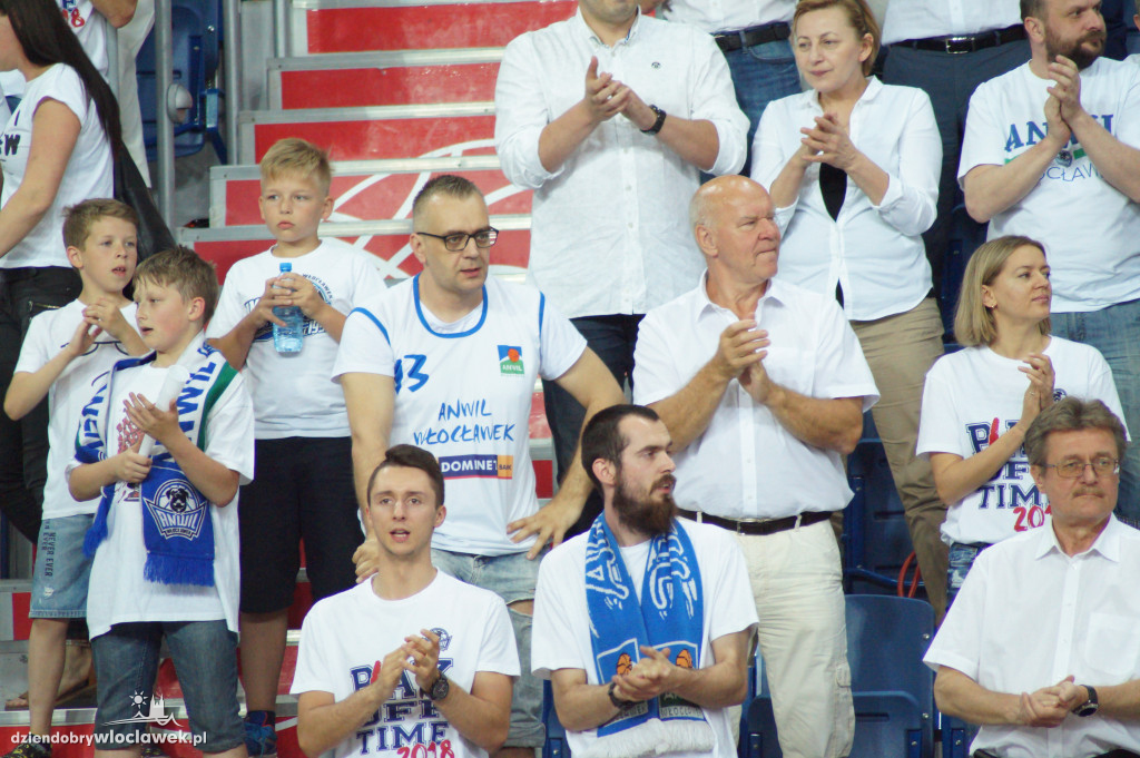 Kibice na pierwszym meczu finału