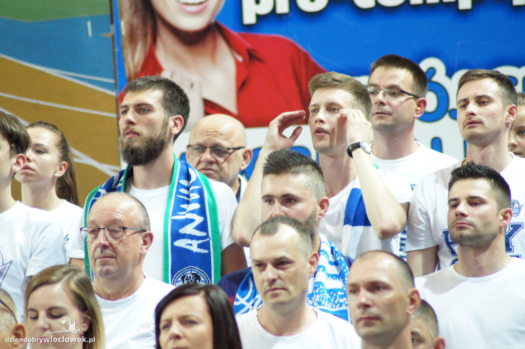 Kibice na pierwszym meczu finału