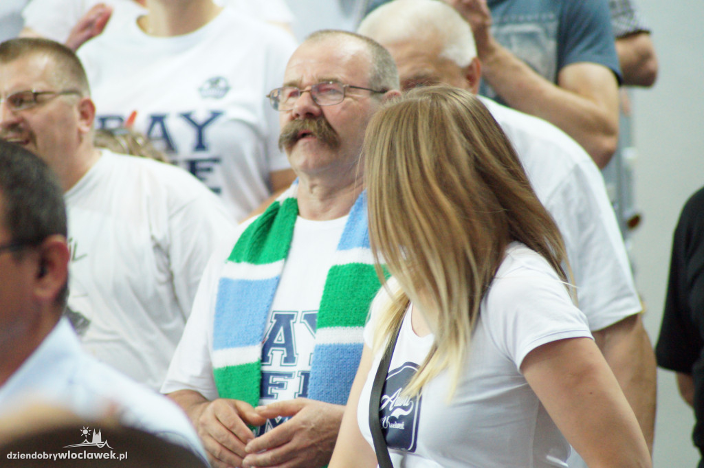 Kibice na pierwszym meczu finału