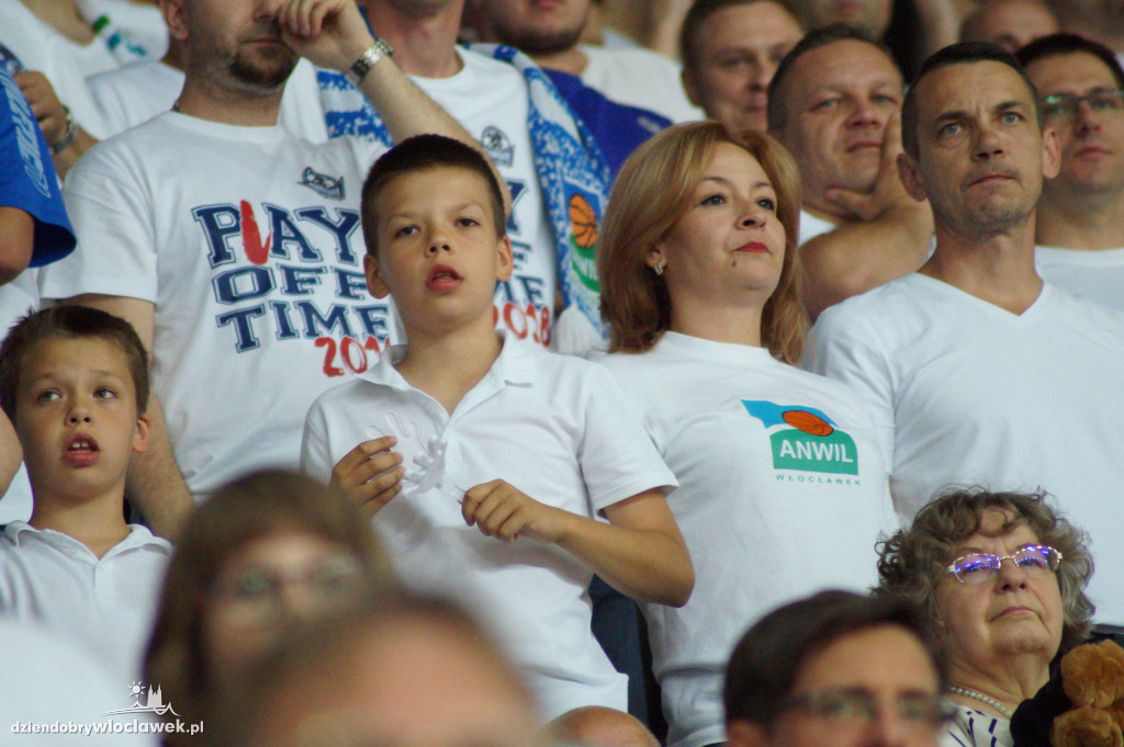 Kibice na pierwszym meczu finału