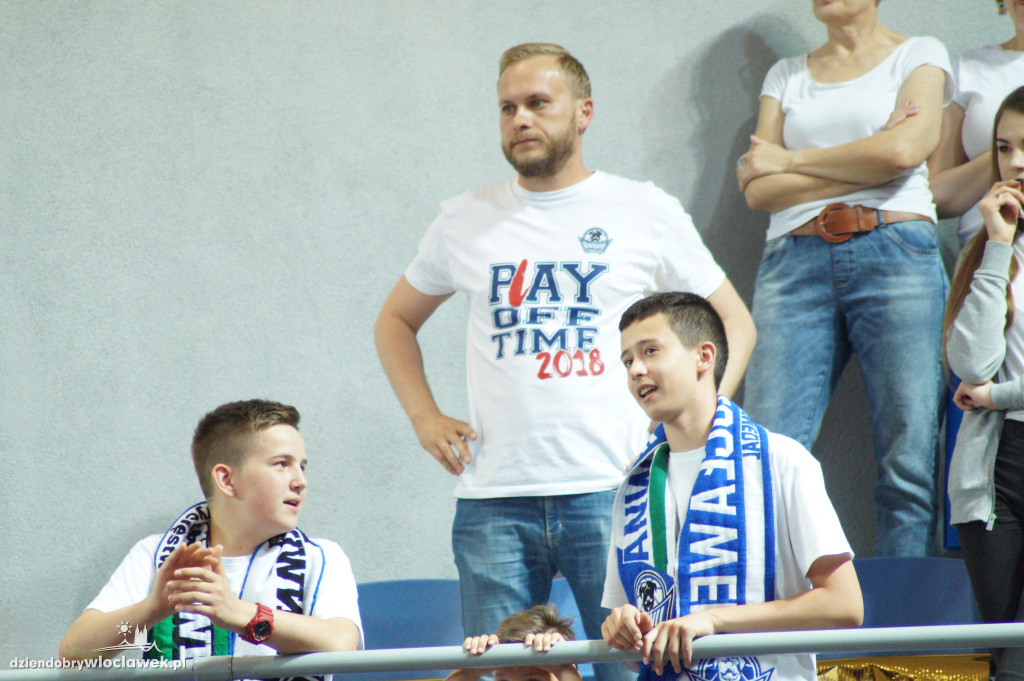 Kibice na pierwszym meczu finału