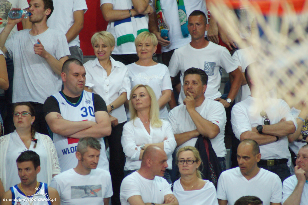 Kibice na pierwszym meczu finału