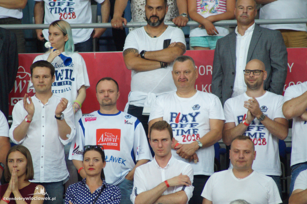 Kibice na pierwszym meczu finału