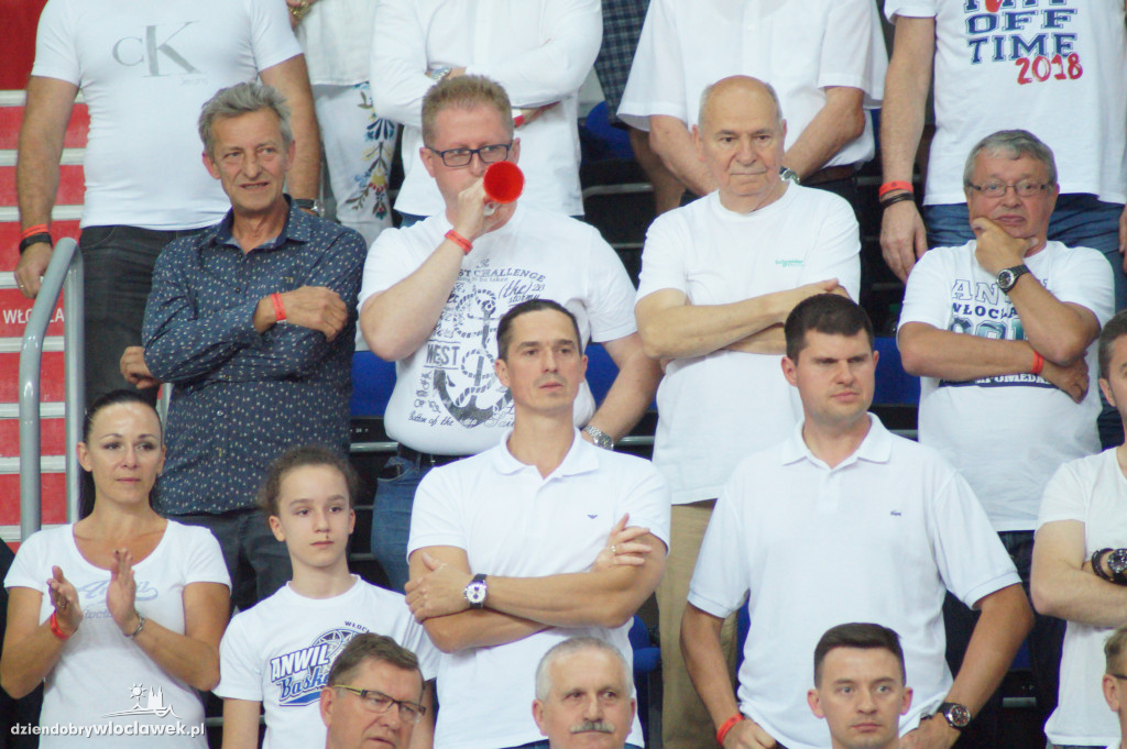 Kibice na pierwszym meczu finału