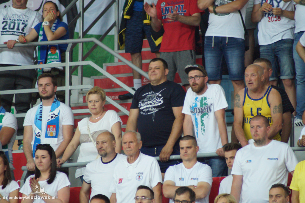 Kibice na pierwszym meczu finału