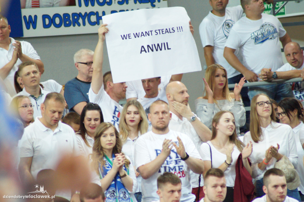 Kibice na pierwszym meczu finału