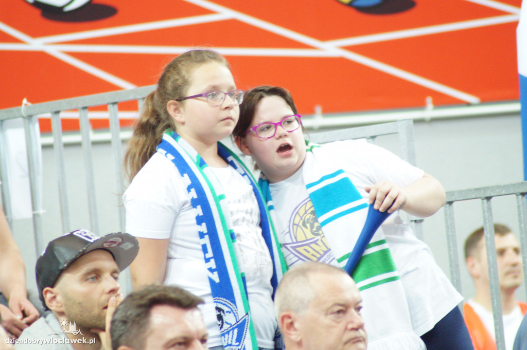 Kibice na pierwszym meczu finału