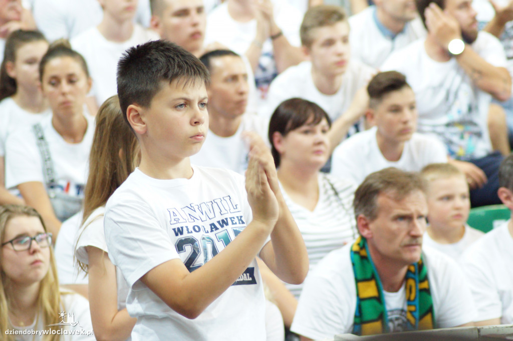 Kibice na pierwszym meczu finału