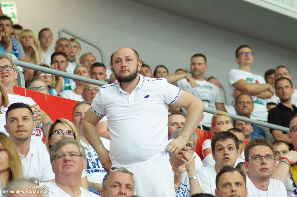 Kibice na pierwszym meczu finału