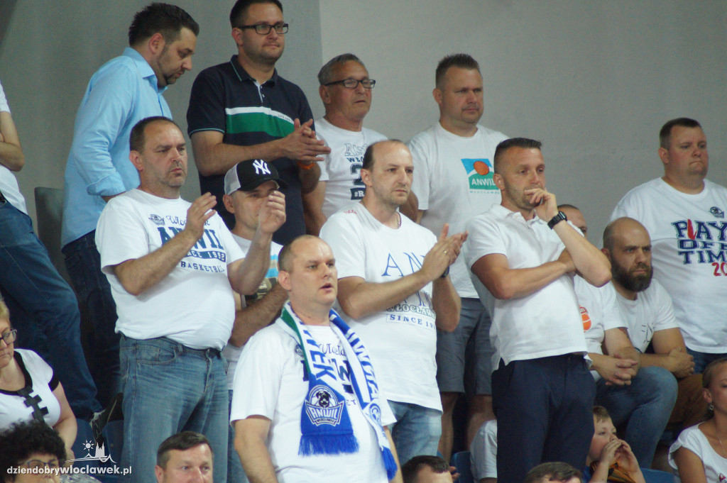 Kibice na pierwszym meczu finału