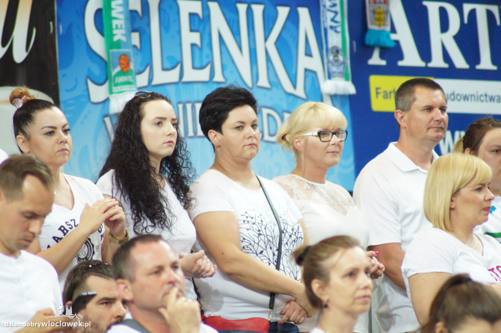 Kibice na pierwszym meczu finału
