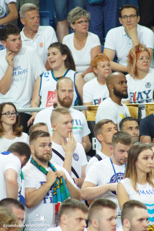 Kibice na pierwszym meczu finału