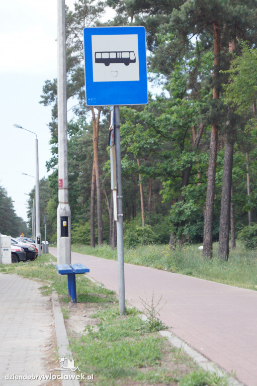 Przysz szpitalu stanęła ławeczka