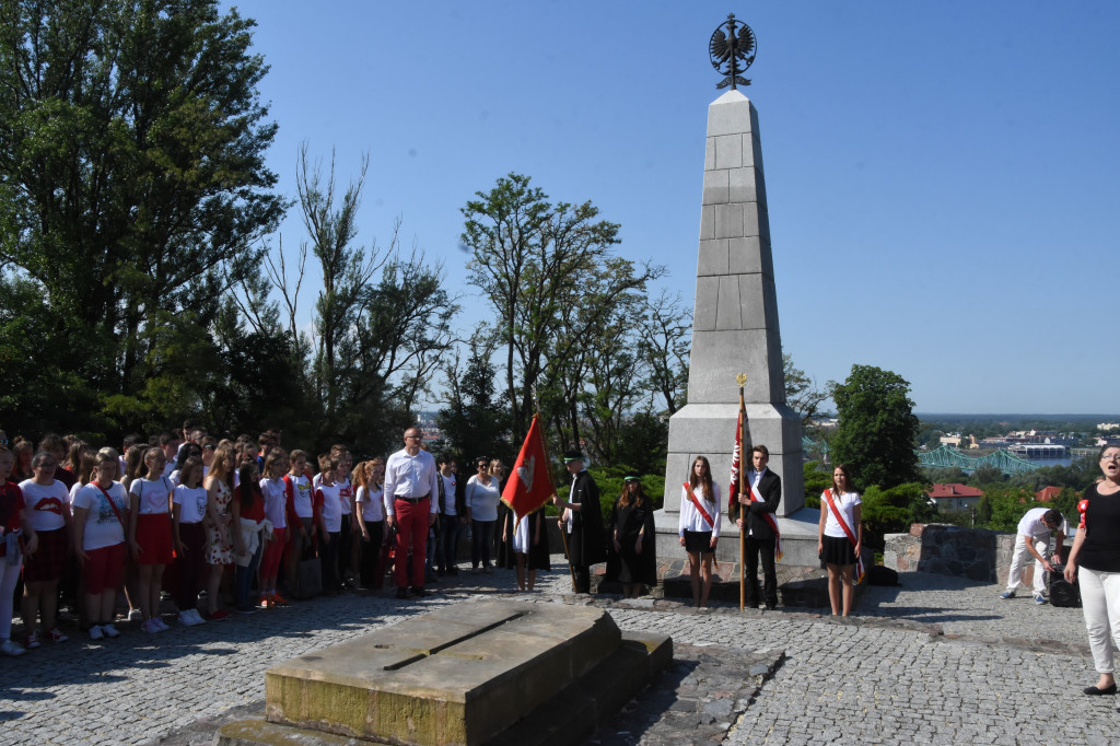 Uczniowie i nauczyciele złożyli kwiaty