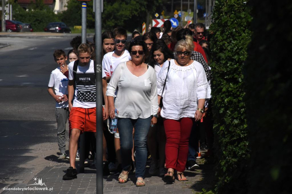 Uczniowie i nauczyciele złożyli kwiaty