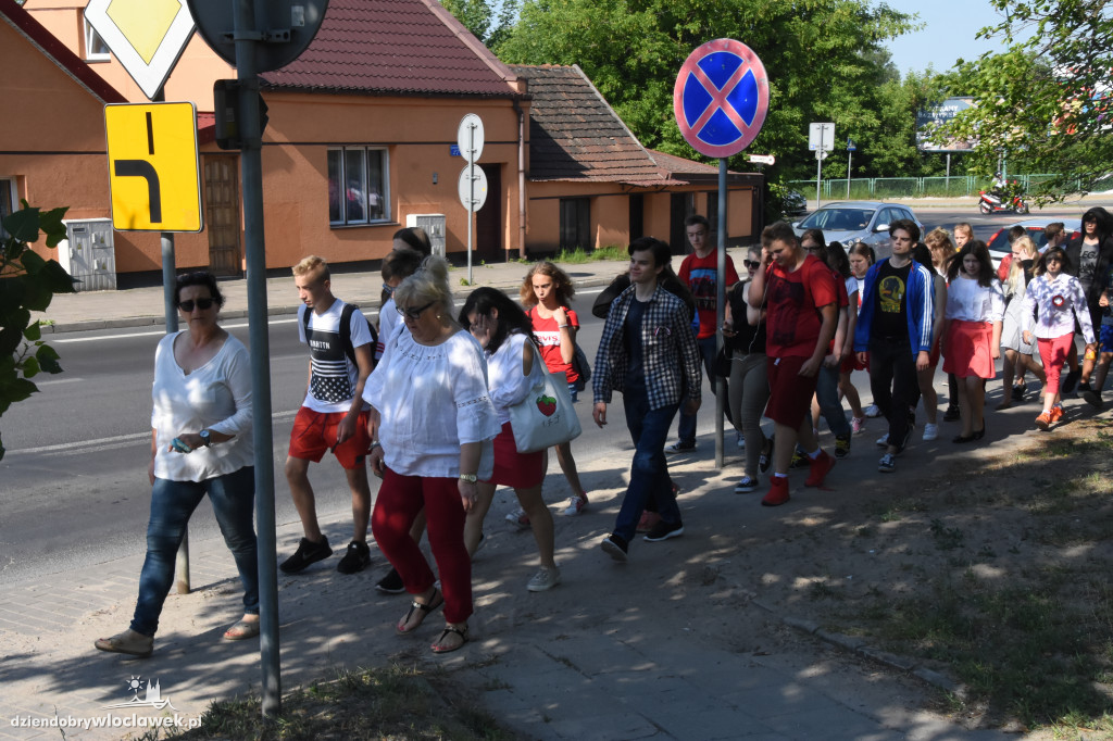 Uczniowie i nauczyciele złożyli kwiaty
