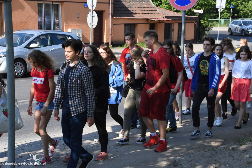 Uczniowie i nauczyciele złożyli kwiaty