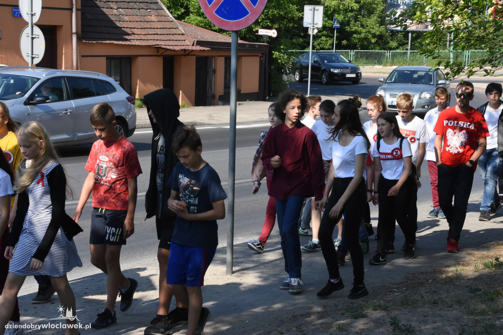 Uczniowie i nauczyciele złożyli kwiaty