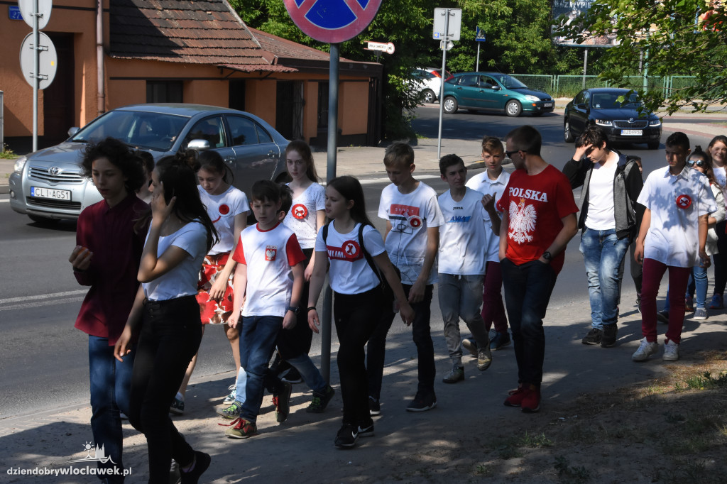 Uczniowie i nauczyciele złożyli kwiaty