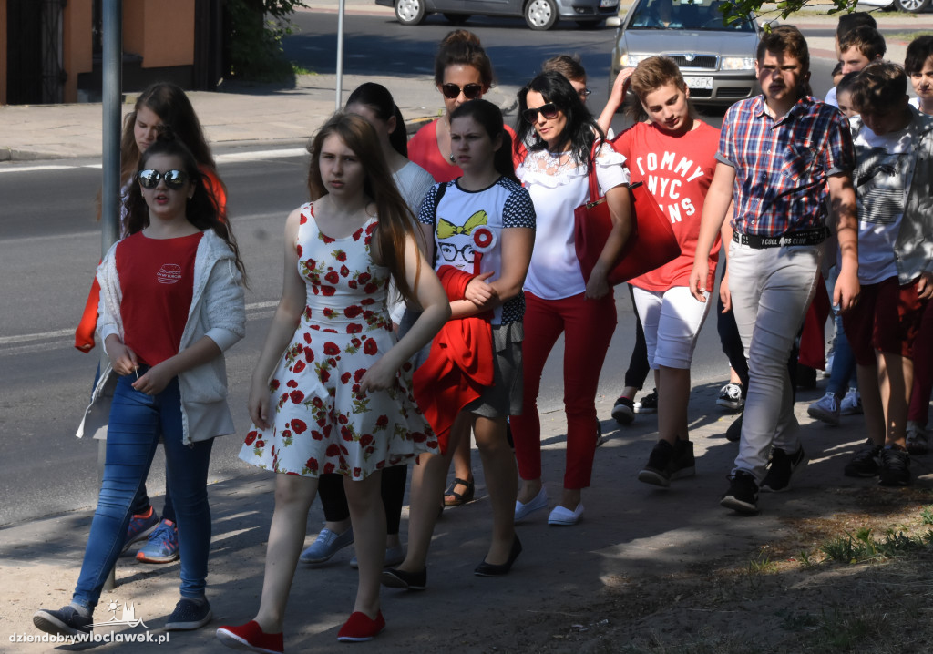Uczniowie i nauczyciele złożyli kwiaty