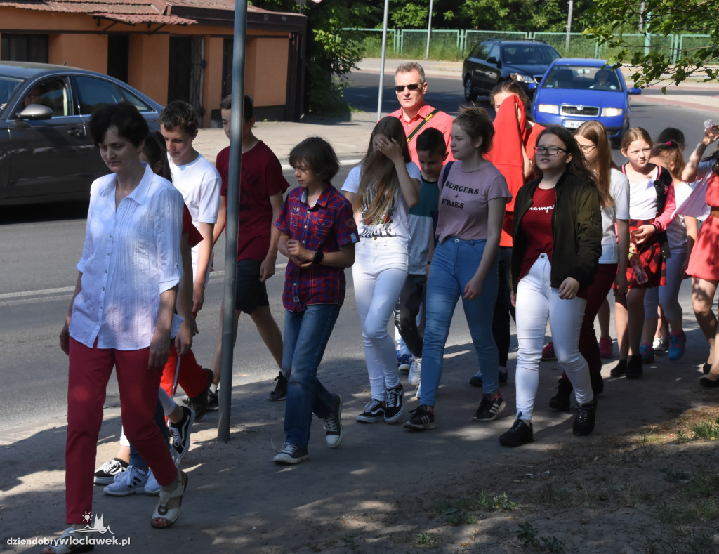 Uczniowie i nauczyciele złożyli kwiaty