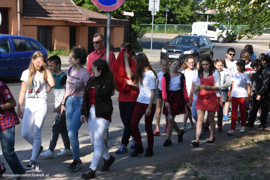 Uczniowie i nauczyciele złożyli kwiaty