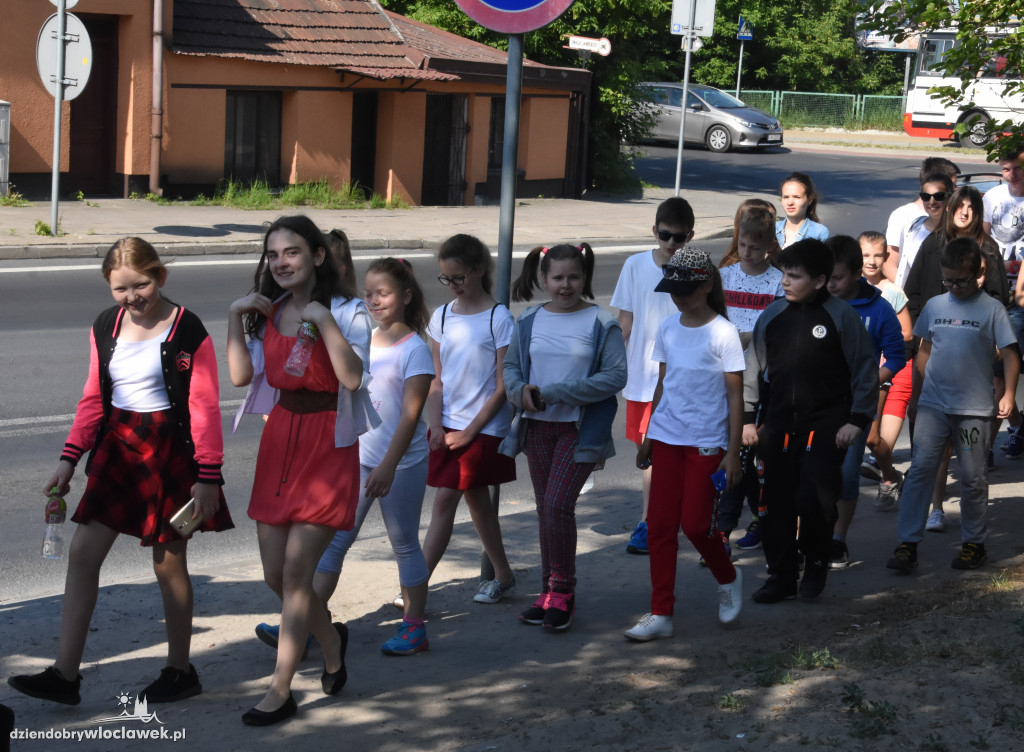 Uczniowie i nauczyciele złożyli kwiaty