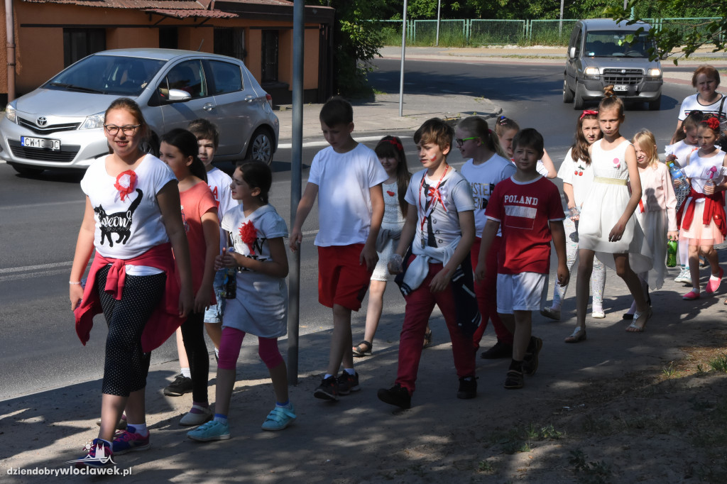 Uczniowie i nauczyciele złożyli kwiaty