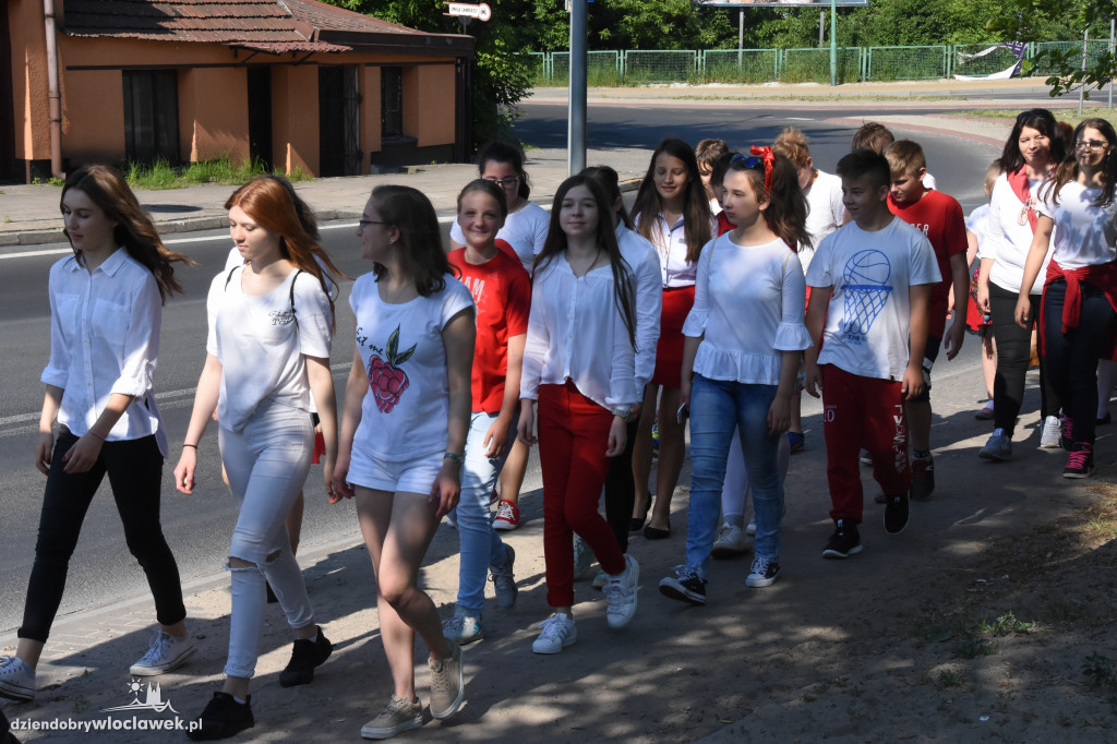 Uczniowie i nauczyciele złożyli kwiaty