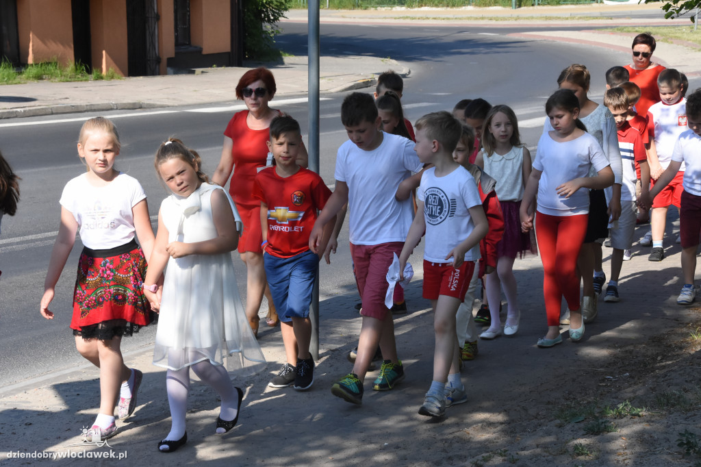 Uczniowie i nauczyciele złożyli kwiaty