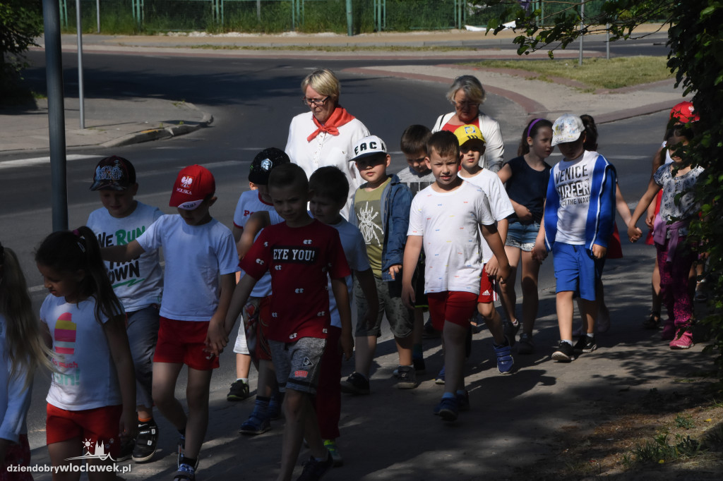 Uczniowie i nauczyciele złożyli kwiaty
