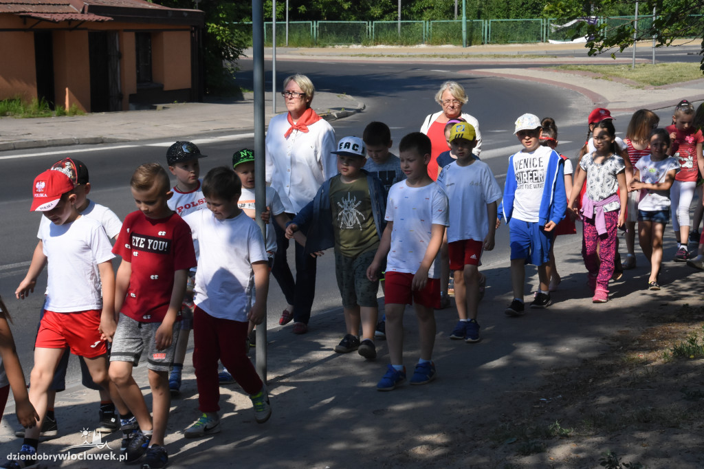 Uczniowie i nauczyciele złożyli kwiaty