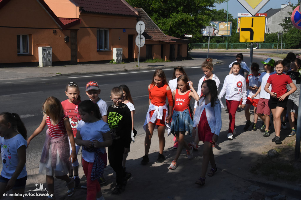 Uczniowie i nauczyciele złożyli kwiaty