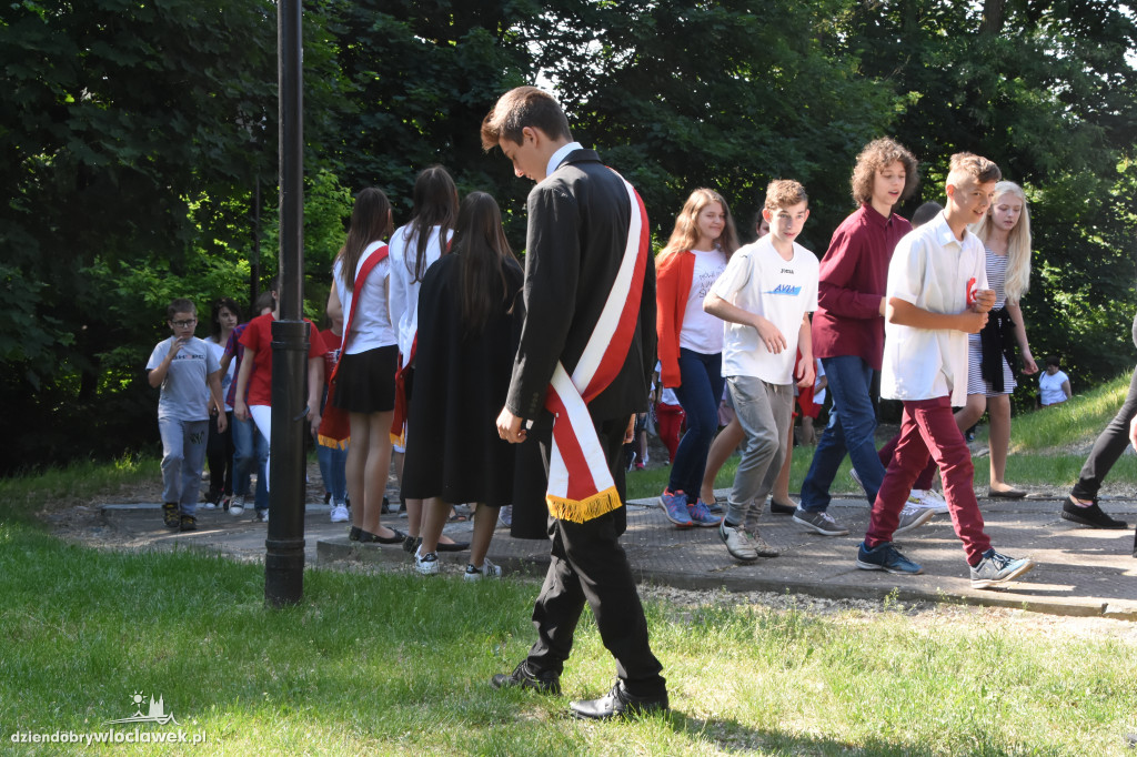 Uczniowie i nauczyciele złożyli kwiaty