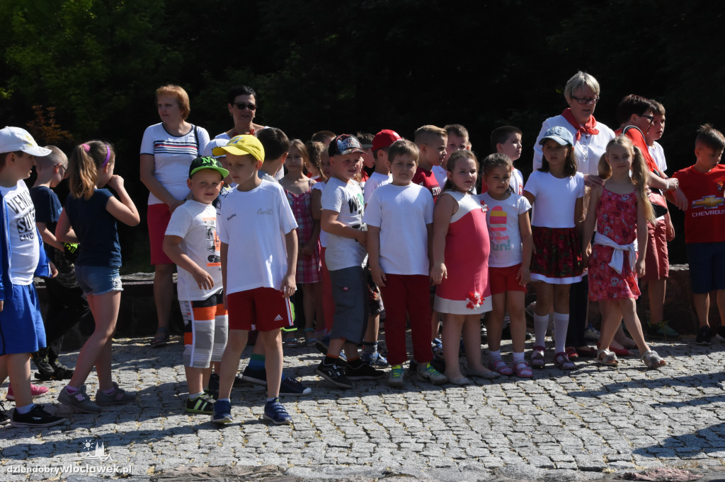 Uczniowie i nauczyciele złożyli kwiaty